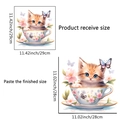 Süßer Katzenaufkleber in Kaffeetasse mit Blumen und Schmetterlingen, Größe 29x29cm - Kleine Katze Toilettenaufkleber (PH_QTA173)