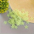 Dettaglio di adesivi murali a stella 3D verde chiaro fosforescenti su decorazioni casa - Giallo