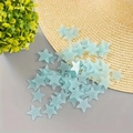 Mucchio di adesivi murali a forma di stella 3D luminosi azzurri su sfondo decorato - Blu