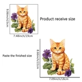 Katzen Wandaufkleber mit orangefarbenem Kätzchen und lila Blumen für das Bad - Kätzchen