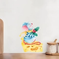 Détail d'un sticker mural souris de dessin animé sur un mur blanc de cuisine douce - Souris à Écharpe Assise sur du Fromage (PH_QTB68)