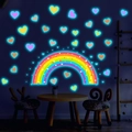 Adesivi murali arcobaleno e cuori luminosi che brillano nella camera dei bambini - Blu