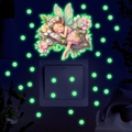 Adesivi murali fluorescenti con una fata che dorme e punti luminosi al buio completo - Luce Verde (YG_B042)