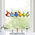 Bunte Cartoon-Vogel-Fensteraufkleber auf einer hellen Küchenglasscheibe - Bunte Vögel (JDT-A155)