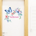 Badkamer muursticker met vlinders en bloemen in aquarel op een witte deur - Aquarel Vlinder Bloemen (PH_QTB194)