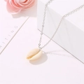 Dettaglio di un ciondolo a conchiglia naturale color crema su catena in metallo argento - Collana con Pendente a Conchiglia Argentato (2601)