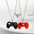 Magnetische Game-Controller-Halskette für Paare in Schwarz und Rot mit Herzschließe - Gamepad Schwarz Rot (6777)
