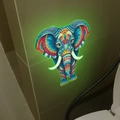 Dettaglio dell'adesivo murale elefante bohémien con bordi luminosi su piastrelle - Verde
