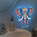 Dettaglio dell'adesivo murale elefante colorato con motivi mandala su parete blu - Blu