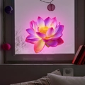 Detail von leuchtendem Lotus-Wandaufkleber mit Wassertropfen vor gemütlicher Fensterkulisse - Rosa Glühen (fun-yg036)