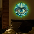 Decoración de pared luminosa con ojo turco y pétalos de loto en un dormitorio oscuro - Verde