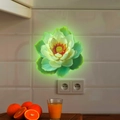 Adesivo murale fiore di loto luminoso con effetto bagliore verde su piastrelle bianche - 20x20cm Luce Verde