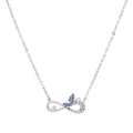 Detailansicht der Unendlichkeitssymbol-Halskette mit blauem Schmetterling und Zirkonia - Silber Unendlichkeit Schmetterling Stil mit blauem Stein
