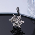 Detalle macro del piercing de ombligo de copo de nieve plateado con circonitas brillantes - Plata (Clip de Oreja Solo) (2518)