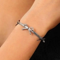 Detailaufnahme eines silbernen Schlangenkette-Armbands mit zarten 3D-Schleifen-Anhängern - Schlangenarmband (N-1043)