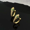 Luxuriöse Schlangenkopf-Ohrringe mit weißen Zirkonia-Mikropavé und grünen Edelsteinen - Schlange Zirkonia Ohrringe / Gold