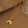 Detail van gouden schelpenketting met groene edelsteen en ingelegde zirkonia's - Goudkleurige Schelp Groene Edelsteen Stijl (12394)