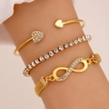 Dreiteiliges vergoldetes Armband-Set mit Herz-Bügeln und Unendlichkeits-Strass-Anhängern - 3er-Set (Herz/Vollbohrer/Unendlichkeit) / Gold