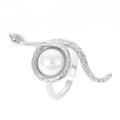 Verstellbarer silberner Schlangenring mit weißer Rundperle und detailreicher Schuppentextur - Offener Ring mit Schlange und künstlicher Perle / Silber