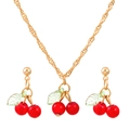 Elegante set di gioielli a ciliegia con collana con ciondolo rosso e orecchini a lobo - Set Collana e Orecchini Ciliegia Rossa (K-1430)