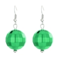 Dettaglio degli orecchini a palla disco verdi sfaccettati con ganci in metallo lucido - Orecchini Sfaccettati Poliedrici (A-406) / Verde