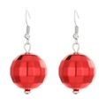 Dettaglio degli orecchini a sfera sfaccettata rossi con ganci in metallo argento - Orecchini Sfaccettati Poliedrici (A-496) / Rosso