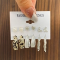 Détail d'un lot de 6 paires de boucles d'oreilles avec perles et résine léopard sur carte - 18 Blanc K 4611