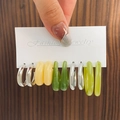 Ensemble de boucles d'oreilles créoles C en acétate et métal coloris argent et vert - 21 Blanc K 12435