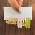 Lot de 6 boucles d'oreilles créoles dorées en acétate avec perles et détails verts - 22 KC Or 9545