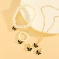 Conjunto de joyas de perlas con colgantes de mariposa negra que incluye collar y anillo - Estilo Mariposa Negra Perla Artificial (4396) / Oro KC
