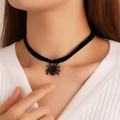 Collana choker gotica in velluto nero con pendente a ragno lucido indossata dal modello - Stile Ragno Nero Lucido (0728) / Nero