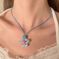 Bunte Harz Blumenkette mit blauen Blüten und pinkem Kern an blauer Kordel - Blaue Blume (Transparent)