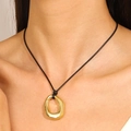 Minimalistische goldene Halskette mit unregelmäßigem ovalem Anhänger am Modell - 14K Gold (Unregelmäßiger Kreis)