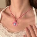 Nahaufnahme der rosa Blumenkette aus Acryl an einem Model mit weißem Spitzenoberteil - Rosarot (Blume)