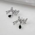 Makroaufnahme von silbernen Spinne-Ohrringen mit schwarzen Tropfen-Strasssteinen im Gothic-Stil - Silber Kleiner Spinne Ohrstecker (9309) / Hellsilber