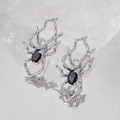 Detailansicht der Spinnen-Ohrringe in Silber mit schwarzem Stein und Gothic-Punk-Design - Silber Großer Spinne Ohrstecker (9299) / Hellsilber