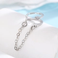 Silberne Ohrmanschette im C-Design mit funkelndem Stein und eleganter Metallkette - Augenform Kristall (G-391)