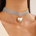 Collier ras du cou à quatre rangées de strass avec pendentif cœur argenté poli - Ras-du-cou en Strass Argenté avec Pendentif Coeur