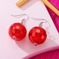 Boucles d'oreilles boules disco avec facettes rouges et fils d'oreille argentés - Boucles d'Oreilles Rouges