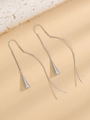 Makroaufnahme langer silberner Kettenohrringe mit minimalistischen geometrischen Kegeln - Kegel-Anhänger-Stil (N-237) / Silber