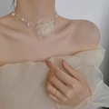 Eleganter weißer Netzrosen-Choker mit Perlen und mehrschichtigem Blumendesign - 3D Rosenblüte Perlen Choker / Weiß