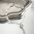 Elegante mehrlagige Perlenkette mit silbernem Herzanhänger und Perle in Tropfenform - Herz-Perlenarmband / Silber