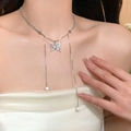 Elegante silberne Schmetterlingshalskette mit Perlen und langem Quastendesign für Damen - Silber