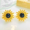 Elegante goudkleurige sunburst oorknopjes met gepolijste diepblauwe edelsteen kern - Stud oorbellen