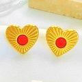 Vintage gouden hart oorknopjes met rode steen en zonnestraal textuur op witte zijde - Rood Hart Stijl (Z-526) / Stud oorbellen