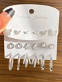 Set di orecchini argentati con farfalle, perle e cerchi testurizzati su cartoncino - 19 K Bianco