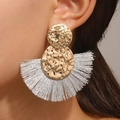Pendientes bohemios de metal dorado martillado con borlas blancas en forma de abanico - Oro KC / Gris