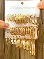 Set di orecchini dorati con cerchi geometrici e perle su supporto bianco - 20 Oro KC