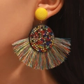 Pendientes bohemios de abanico con borlas de colores y pedrería en tachuela amarilla - Multicolor