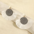 Pendientes bohemios de abanico con discos de pedrería negra y flecos blancos largos - Blanco